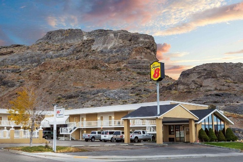 Super 8 by Wyndham Wendover image 2