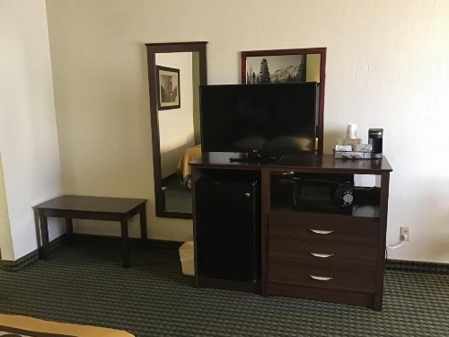 Super 8 by Wyndham Wendover image 21